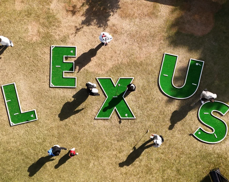 잔디 위에 놓인 LEXUS 조형물