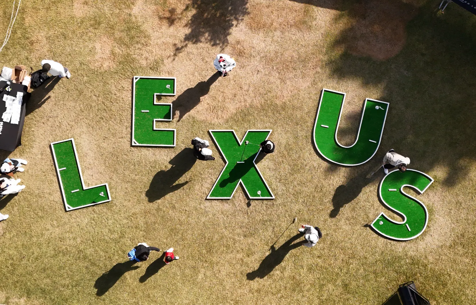 잔디 위에 놓인 LEXUS 조형물