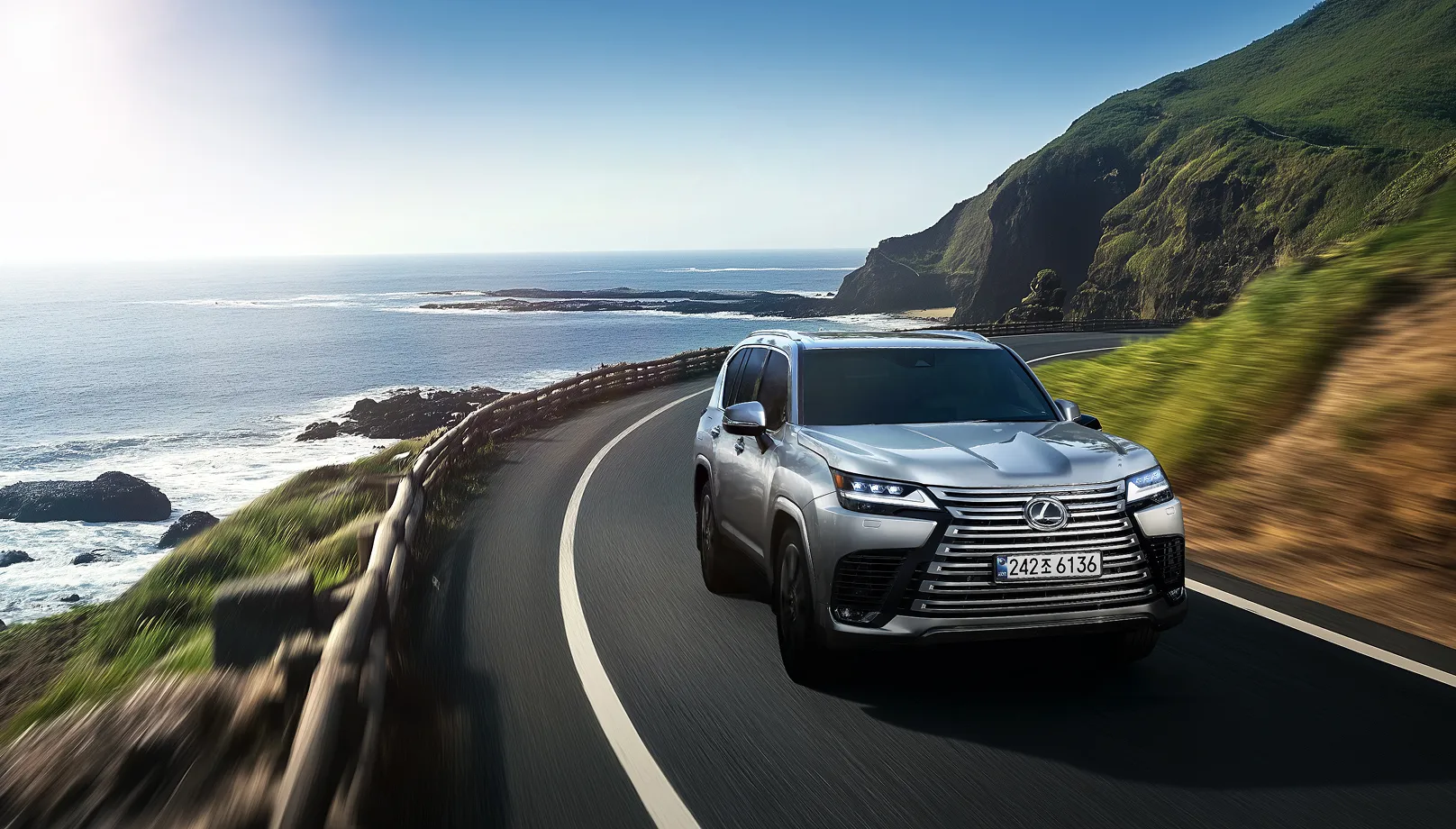 해안 도로를 달리는 렉서스 SUV