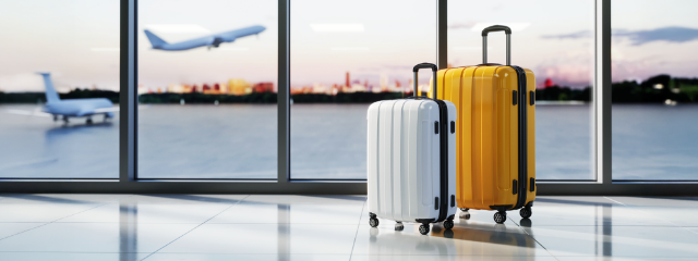 공항 라운지의 여행 가방