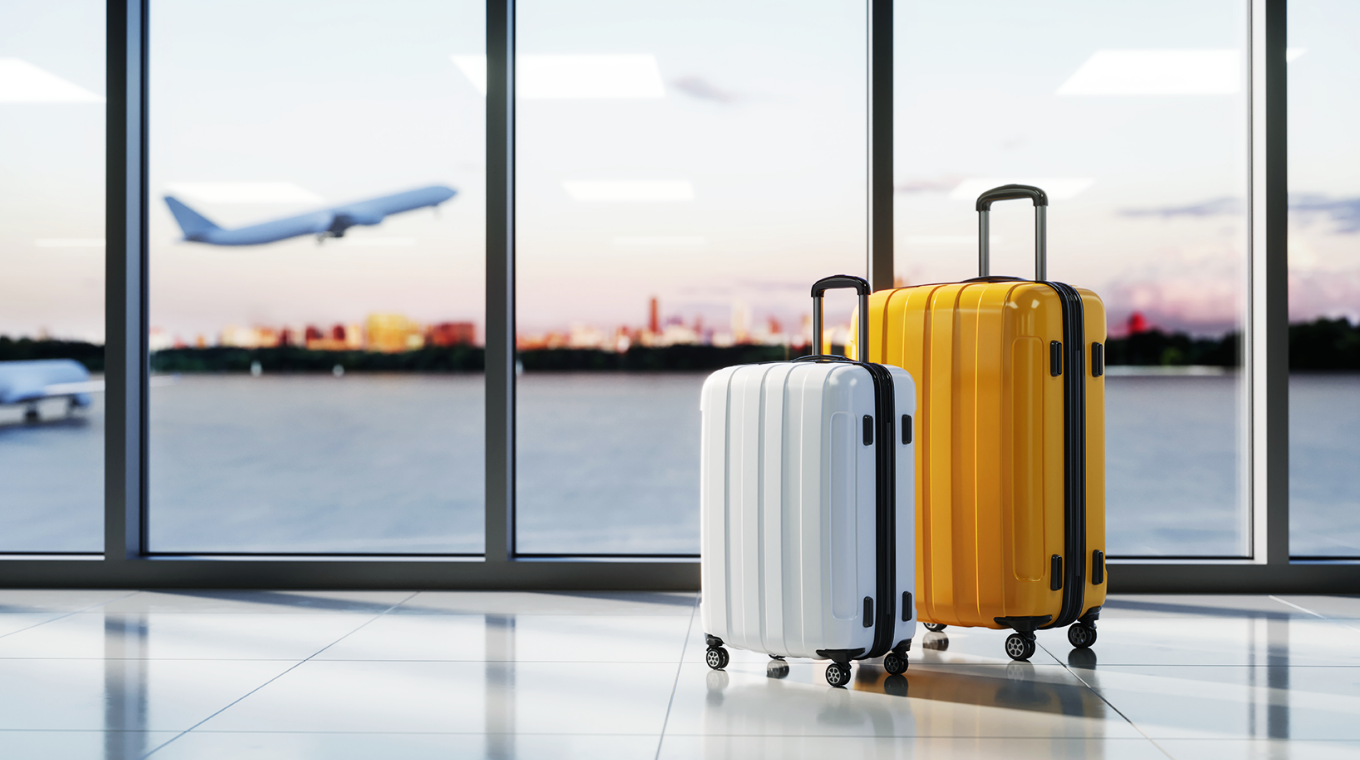 공항 라운지의 여행 가방